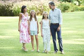 Danimarka kraliyet ailesi hükümdarının hanedan ailesidir. Demokrasi Caginda Saray Ve Saltanat Kronos News Bagimsiz Haber Sitesi