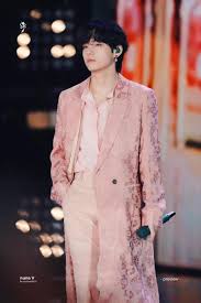 Solche klamotten werden entweder für die idols speziell angefertigt oder sie werden von designern an die idols verliehen oder verkauft. Which Male Kpop Idol Has The Most Creative Outfits Quora