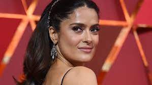 Londra'daki̇ evi̇ndeydi̇ salma hayek, londra'daki evinde tedavi gördüğünü ve durumu giderek kötüleşince doktorunun kendisini hastaneye götürmek için yalvardığını da anlattı. Salma Hayek Zeigt Sich Bei Instagram Ungeschminkt Und Mit Grauen Haaren