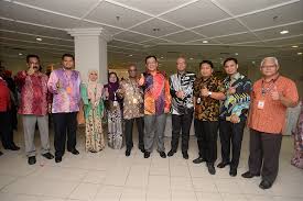 Jabatan penyiaran malaysia atau juga dikenali sebagai radio televisyen malaysia (rtm) adalah radio dan televisyen yang dimiliki kerajaan di bawah kementerian komunikasi & multimedia malaysia dengan 5 stesen tv (tv1, tv2, tv okey. Galeri Foto Album Program Ramah Mesra Yb Timbalan Menteri Bersama Warga Kkmm Dan Media Negeri Sembilan Di Jabatan Penyiaran Malaysia Seremban Negeri Sembilan Pada 26 Julai 2018 Image Program