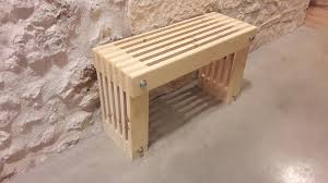Avec seulement une palette vous pourrez fabriquer un rangement bien pratique pour caser une dizaine de paires. Petit Banc Assemble Par Tiges Filetees Par Copeaux And Co Sur L Air Du Bois