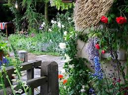 Rustikale Garten Dekorieren Dekorative Ideen Mit Stein Und Holz Rustikaler Garten Englische Landhausgarten Und Rustikale Gartendekoration