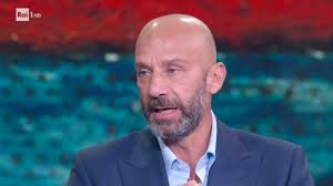 Gianluca è ben calato nella parte di boss in giacca e cravatta che influisce sul destino delle diverse squadre tramite tattiche e strategie di gioco. Vialli Sul Cancro Mi Proposi Di Non Morire Prima Dei Genitori E Portare Le Mie Figlie All Altare