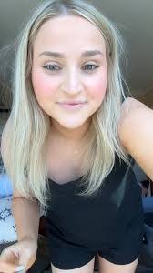 Lori Munn's Instagram, Twitter & Facebook