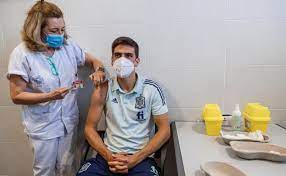 Una vacuna es una preparación destinada a generar inmunidad adquirida contra una enfermedad, mediante la estimulación de la producción de anticuerpos. Eurocopa 2020 2021 La Seleccion Espanola Vacunada Contra El Coronavirus El Correo
