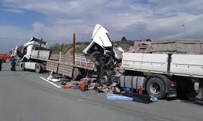 Bursa'da 6 aracın karıştığı zincirleme kaza meydana geldi. Bursa Da Feci Kaza 1 Olu Foto Galerisi Olay