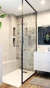 Le cabinet donne accès à 6 toilettes dont 1 handicapé, nettoyé quotidiennement par une femme de ménage. Idee Salle De Bain Salle De Bains Moderne Salle D Eau