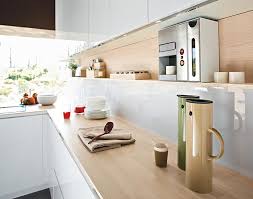 La moda de ese color aparece y desaparece a lo largo de los años como el de modo que la opción de los muebles blancos con encimera en madera, es perfecta. Cocina Blanca Encimera Madera Veinticuatro Disenos Modernos