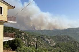 Σύμφωνα με την πυροσβεστική η φωτιά είναι μεν κοντά στο χωριό το οποίο όμως δεν κινδυνεύει γιατί οι φλόγες κινούνται προς το βουνό και σε δύσβατη περιοχή. Agaytgvpk67r1m
