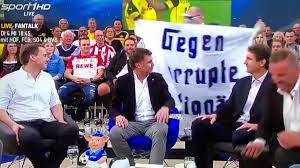 See more of sport1 doppelpass on facebook. Doppelpass Fussball Mafia Dfb Demonstranten Sturmen Live Sendung Welt