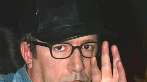 Da quel terribile incidente domestico nel 2006 francesco nuti è costretto su una sedia a rotelle e non riesce più neanche a parlare, ma l'amore per il suo lavoro è sempre lo stesso e l'attore continua a dimostrarlo scrivendo sceneggiature alle quali spera venga dato spazio. Il Calvario Senza Fine Di Francesco Nuti La Nuova Sardegna