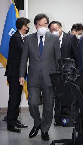 지난해 8월 이낙연 국무총리(오른쪽)가 방한한 다케오 간사장과 대화하는 모습.챔피언스리그서 후반 8분부터 4골역대 대회 최단시간 4골 신기록올 시즌 각종대회 20경기서 27골 머리부터 발끝까지 온몸이 무기 레반도프스키는 27일(한국시간) 세르비아의 베오그라드의 라지코 미틱 스타디움에서 열린. Wcoux2qeklmxom