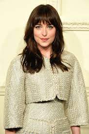 Dakota johnson shows off her toned abs after a workout | dakota johnson shows her fit figure dakota johnson showed off her fit figure after a workout! Dakota Johnson Frisuren Langhaarfrisuren Ponyfrisuren