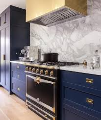 Magnifique Cuisine Bleu Nuit Piano De Cuisson Vintage Noir Et Or Armoires De Cuisine Bleues Cuisines Design Armoires Bleues