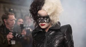 Cruella de vil is a fictional character in english author dodie smith's 1956 novel the hundred and one dalmatians. V Novom Tizere Filma Kruella Emma Stoun Tvorit Iskusstvo I Huliganit