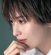 各位觀眾😀 月城かなと的經紀公司也是Stardust ✨ 👏🏻👏🏻👏🏻👏🏻👏🏻👏🏻👏🏻👏🏻👏🏻 為什麼說也是？  因為和5月先畢業的柚香光都是進星塵經紀而且月城很調皮耶