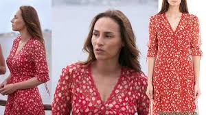 Grande amie de chloé dans demain nous appartient (tf1) lorsque les deux jeunes femmes étaient adolescentes, rose s'est éloignée du deux rôles en un pour vanessa demouy. Demain Nous Appartient La Robe Rouge A Fleurs De Rose Latour Dans L Episode 257