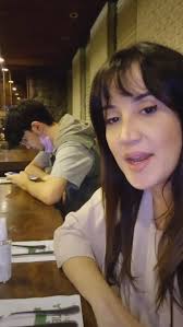 10 Potret Andi Soraya Lepas Kepergian Darren Sterling di Bandara, Peluk  Hangat Adik Tiri