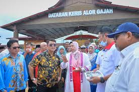 63m dataran keris alor gajah malacca. Zuraida Kamaruddin Ø¹Ù„Ù‰ ØªÙˆÙŠØªØ± Meneruskn Lawatan Ke Pekan Rumbia Dataran Keris Pasar Awam Alor Gajah Rm300 000 Diluluskan Bg Kerja Kerja Keceriaan Di Kawasan Pekan Rembia Usaha Ini Bg Merancakkan Aktiviti Ekonomi