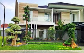 Ideal untuk suhu tropis seperti di indonesia, kamu bisa mencoba menghadirkan pohon palem ekor tupai yang mekar di bagian dedaunannya. 10 Ide Taman Minimalis Depan Rumah Taman Alam Raya