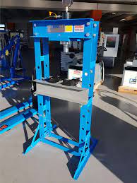 La scelta di una pressa idraulica usata deve essere preceduta da parte dell'acquirente da un'analisi delle varie gamme di macchinari, in modo da valutare le varie necessità di lavorazione, produzione oraria, quantità di lotti da produrre. 599 Euro P001 30 Fervi Pressa Idraulica Manuale Vendita Usato Compro Fervi P001 30 Pressa Prezzo Annunci Gratis Emacchinari