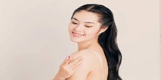 Kolagen adalah salah satu protein yang diproduksi oleh sel tubuh yang membantu regenerasi kulit, serta menjaganya tetap halus dan lembap sehingga wajah akan tetap awet muda. 17 Cara Ampuh Putihkan Kulit Wajah Secara Alami Bikin Wajah Bersih Bercahaya Kapanlagi Com