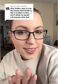 Replying to @Cat I will never think of the venin as anything other than  popular girls recruiting people into their MLM #onyxstorm  #fourthwingrebeccayarros #empyreanseries