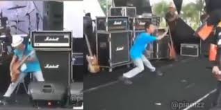 Biasanya konsumen menginginkan model baju pernikahan adat jawa yang model terbaru dengan tampilan yang lebih fresh, modern dan kekinian. Peserta Festival Musik Ini Bikin Ngakak Perhatikan Si Kaos Biru Dream Co Id