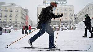Het is de eerste sneeuw van het seizoen in navarra. Winterweer In Spanje Eist Vier Levens Duizenden Vast In Auto Trein En Op Vliegveld Nos