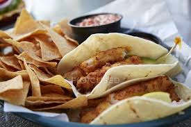 Welcome to día de pesca restaurant, a little corner of mexsífood right in your neighborhood. Taco Di Pesce Con Tortilla Chips Gustoso Primo Piano Stock Photo 154677778