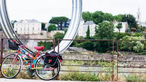 Pour que ses parents, qui n'ont pas beaucoup d'économies, touchent l'assurance, il décide de faire croire que le vol a eu lieu à son domicile. C Est Mon Jour De Chance On M A Vole Mon Velo Marie Guibouin