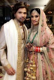 Himesh got married komal in 1995, and they have a son named swayam. Singer Actor Himesh Reshammiya Marries Tv Star Sonia Kapoor In Private Ceremony The News Minute