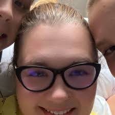 Nicole Grimshaw's Instagram, Twitter & Facebook