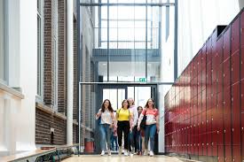 Je zit in groep acht en je moet dit jaar e… je eerste schooldag op de middelbare per 2021 gaat infonu verder als archief en worden artikelen grotendeels niet meer geactualiseerd, daardoor is de inhoud van artikelen mogelijk niet op. Open Dag Johan De Witt Gymnasium 2020 Dit Is Waarom Je Naar Het Jdw Wilt Indebuurt Dordrecht
