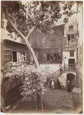 صورة جميلة جدا لأحد المنازل بالقاهرة القديمه في أواخر القرن التاسع عشر Old Egypt Egypt History Egypt