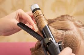 Der lockenstab, seltener auch lockeisen oder onduliereisen genannt, ist ein elektrisches gerät mit dem locken ins haar gelegt werden. Locken Bei Kurzen Und Mittellangen Haaren 3 Methoden Mit Denen Es Klappt Beauty Tipps Net