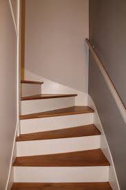 Renovation Escalier Bois Decapage Marches Pour Les Ramener En Bois Brut Vernis Mat Et Peinture Bla Renovation Escalier Bois Decoration Escalier Escalier Bois