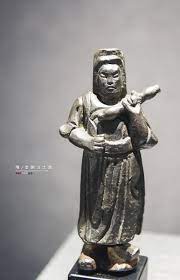 隋金刚力士像the sui dynast 581 618 bronze statue of nryana 实心铜铸戴风帽着长袍左手握金刚铃贴于胸前 buddha statue sculpture ancient