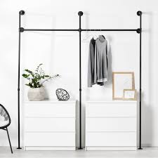 Neben einem garderobenständer und kleiderkästen können schuhschränke, kleiderständer oder einfache hakenlösungen verwendet. Diy Kleiderstange Aus Rohren Selber Bauen Industrial Style Pamo Design