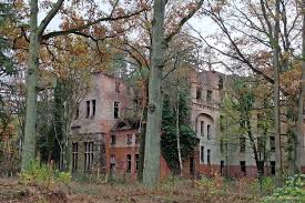 Pictures taken in the abandoned hospital complex in beelitz heilstaetten, south of potsdam in germany. Deutschlands Faszinierendste Ruine Die Beelitzer Heilstatten Und Sein Baumwipfel Und Zeitreisepfad Planet Hibbel