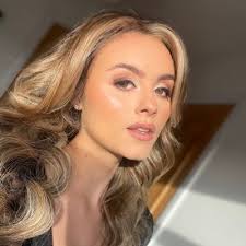 Holly Moir (@hollymoir_)