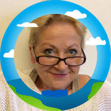 🇵🇱Miejsce zwykle tętniące życiem, w czasie Powstania Warszawskiego  wyglądało jak opuszczone i pełne grozy... Fotografia ukazuje dramatyczną  perspektywę ulicy Krakowskie Przedmieście w czasie walk o Komendę Policji i  kościół św. Krzyża. Zdjęcie