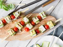 Eingerollt Und Aufgespiesst Zucchini Feta Spiesse Vom Grill Rezept Rezepte Lebensmittel Essen Zucchini Feta