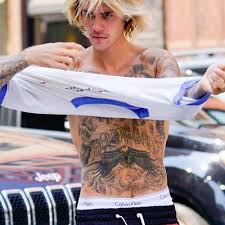 The pop star, 26, started inking himself on his 16th birthday and hasn't stopped since. Vogel Wild Justin Bieber Zeigt Sein Neues Tattoo Glamour