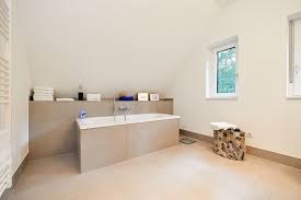Badezimmer Mit Dachschrage Fliesen Beige Badewanne Freistehend Bad Ideen Inneneinrichtung Einfamilienhaus Weidenallee Haus Moderne Einfamilienhauser Dach