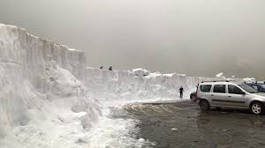 360 m în lungime, suprafaţa de 46.508 m2 şi adâncimea de. ZÄƒpadÄƒ De Peste 3 Metri La Balea Lac In Mijlocul Verii TuriÈ™tii In Sandale Foto Stirileprotv Ro