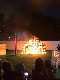 神宮外苑 ジャングルジム炎上 幼児死亡事故。 あまりにも痛ましい事故で、震えがとまりません。 火が上がってから、ほぼ消火して、ジャングルジムを横だおしするまで、30分以上かかっているそうです。 映像では、気の毒なお父さん含めて ç¥žå®®å¤–è‹'ã®ç«ç½ æœ¨è£½ã®ã‚¸ãƒ£ãƒ³ã‚°ãƒ«ã‚¸ãƒ ãŒç«å…ƒã®æ¨¡æ§˜ åŽŸå› ã¯ledé›»çƒ ãã‚Œã¨ã‚‚ç™½ç†±é›»çƒ Togetter