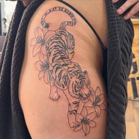 Tiger with some florals on the thigh, Thank you so much @hattiejohnsonx_ for letting me do this for you!🖤 #tattoo #thightattoos #blackwork #blackworktattoo #tigertattoo