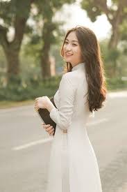 Cô gái này sinh năm 1998, đến từ hà nam, từng là sinh viên của khoa thanh nhạc, đh sư phạm nghệ thuật trung ương. I0i9gtrnehe Gm