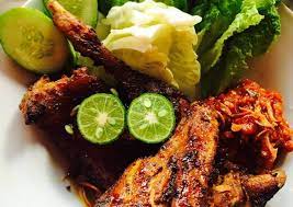 Namun, karena bebek olahan ini dibakar maka warnanya menjadi agak gelap untuk memperlihatkan hasil dari daging bebek yang sudah dibakar. How To Prepare Yummy Bebek Bakar Kecap Ulasan Kuliner